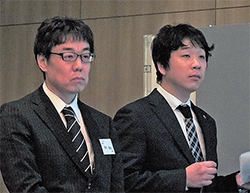 見守り体制強化などを発表する濱田・介護福祉士（右）