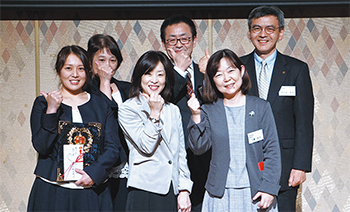 表彰式で1位に選ばれ笑顔を見せる四十坊克也院長（右上）ら