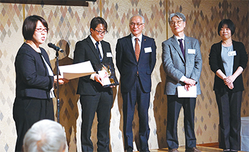 受賞の喜びを伝える上野・看護師長（左）