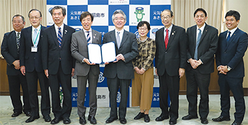 協定書を手に渡部院長（右から5人目）と臼井市長（その左）