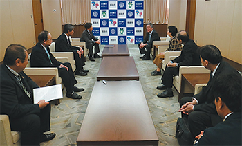 締結式終了後、和やかに情報交換