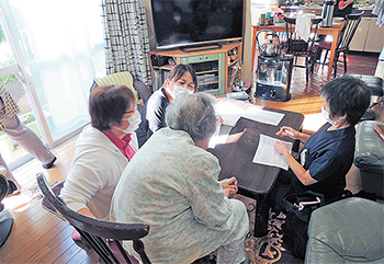 患者さん宅でサービス担当者会議を開きケアプランを検討