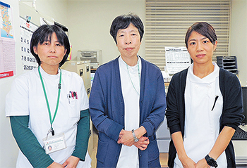 湘南藤沢訪看STの熊本所長（中央）とスタッフたち