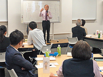 志賀副院長の講義に真剣に耳を傾ける参加者