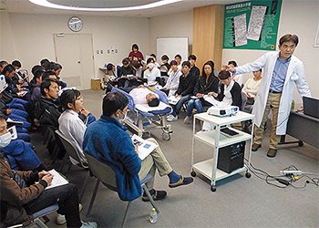 まひがある時に疑うべき疾患などを解説する鬼塚院長（右）