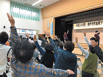 町民の方々とリハビリ体操