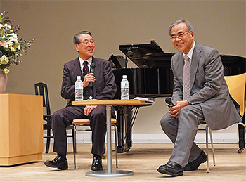 終始和やかな雰囲気で進行（右が前野総長）