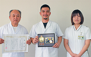 激戦を制した与論病院のスタッフ（左が川上副主任）