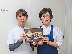 「ひと手間かける工夫をふだんから意識」と橋本副主任（右）<