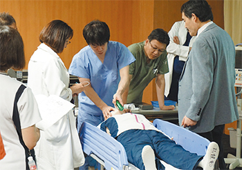 外部講師を招き脳死判定シミュレーション