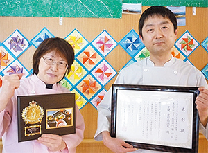 老健舟形徳洲苑の沼澤修子調理師（左）と大野聡・栄養室副主任（調理師）はガッツポーズ