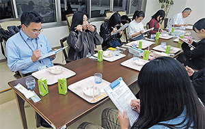 審査員を外部の方に依頼