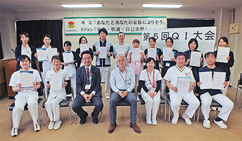 佐野憲院長（前列中央）を中心に入賞者が集合写真