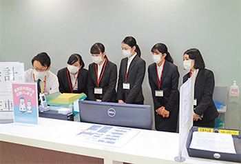 病院の受け付け業務に興味津々の参加者