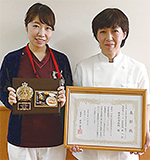 「素直に嬉しいです」と榛葉啓美調理師（右）と宮川・管理栄養士