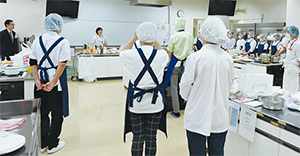 大学を会場に、コンテストの説明を受ける南関東ブロック参加者）