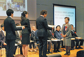 黒岩祐治・神奈川県知事から表彰を受ける阿部施設長（右）