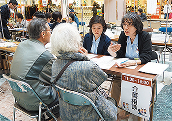 毎月開催している健康フェスタでの相談ブースの様子