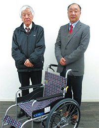 寄贈した車いすと吉岡会長（左）と竹内支部長