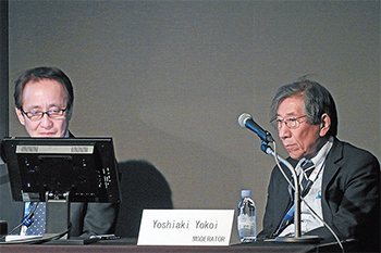 演者の発表スライドに見入る横井副院長（右）