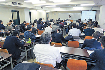 医師や研究者など約70人が参加