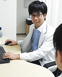 患者さんのニーズ把握に努める名嘉専攻医