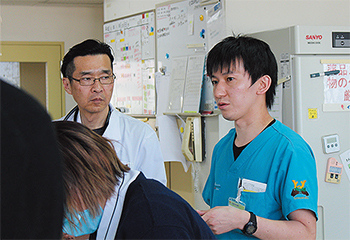 指導医の上原部長（左）は平井・初期研修医の積極性を尊重