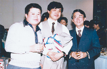 徳之島病院開設当時の安富祖・副理事長（右）