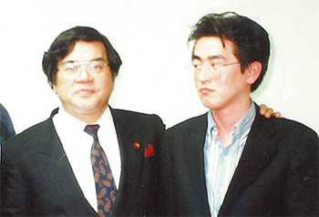医師１年目を終える頃の佐野院長（右）と徳田虎雄・徳洲会前理事長