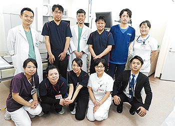 山本部長（後列右から3人目）と内視鏡チームのメンバー
