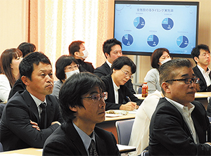 真剣な表情で説明や報告に耳を傾ける参加者