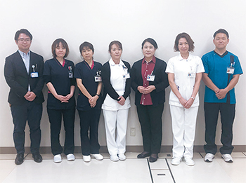 新屋医長（左）ら、ちゅうとく訪看STのスタッフ