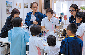 包帯の巻き方の説明に真剣に耳を傾ける