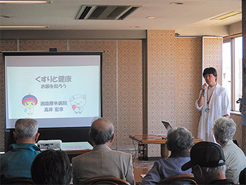 医薬品について解説する高井薬局長（右）