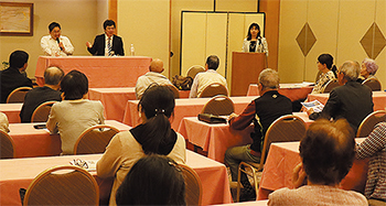 大橋総長（前列中央）と只腰部長（その左）による医療相談会