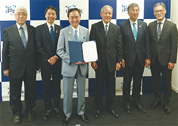 （左から）篠崎院長、松尾市長、黒岩知事、長谷川相談役、鈴木市長、藤本ジェネラルマネージャーが締結式に参加