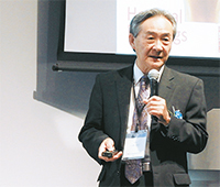 記念フォーラムで講演する小林・院長代行