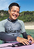 休日は海で遊んで過ごすなど島の生活を楽しむ盛吉看護師