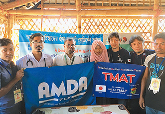 TMAT隊員の河内副院長（右から2人目）と鈴木医長（その左））