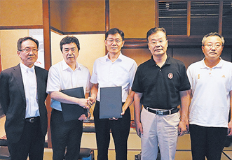 大橋総長（左から2人目）と済寧市第一人民医院の孫树印院長（その右）が握手
