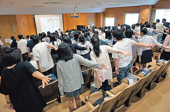 大学説明会で実施した衣服の着脱介助に関する模擬授業