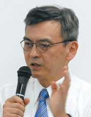 閉会の挨拶をする四十坊院長。グループワークでは座長も