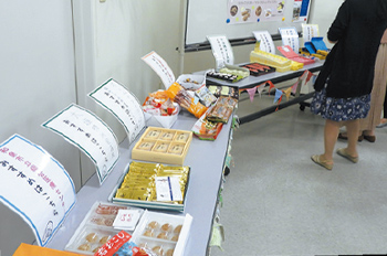 会場の一角には参加者が持参した“ご当地銘菓”の差し入れコーナーも