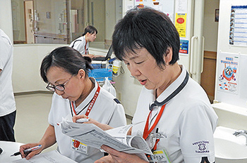「できるだけ現場に赴くことを心がけています」と坂本・看護部長（右）