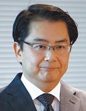 ダヴィンチ補助下肝切除の手術手技と成績を報告する川原部長