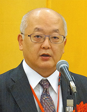 「地域に貢献できる病院 づくりに励みます」と末吉院長