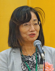 来賓の西脇・京都府知事の祝辞を松村部長が代 理で読み上げる