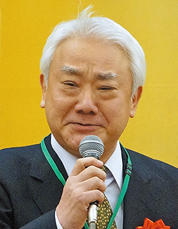 「カンパ〜イ！」と声高らかに乾杯の音頭を取る田村副会長