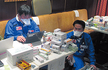 船内で届いた医薬品の仕分けを行う羽生病院（左が姜部長）