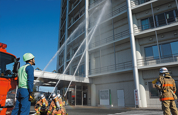 “同院の外壁に向かい一斉放水訓練